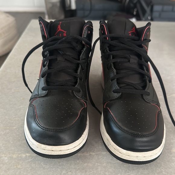 Jordan 1 Retro Mid black Gym Red Sneaker - Picture 7 of 8